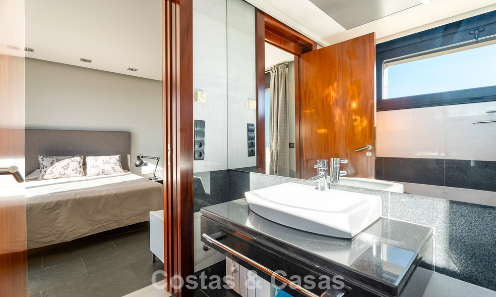 Move in ready! Modern villa for sale with stunning open sea views just east of Marbella centre 787811