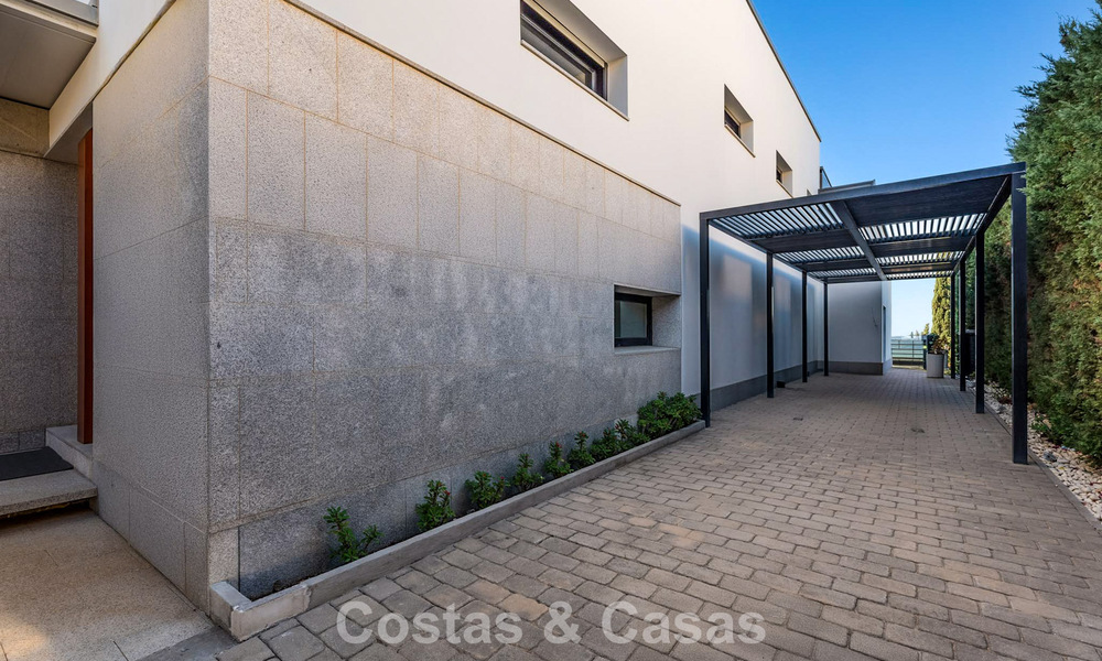 Move in ready! Modern villa for sale with stunning open sea views just east of Marbella centre 787817