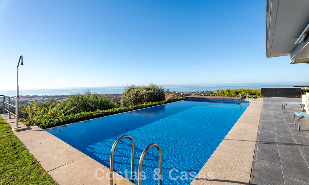 Move in ready! Modern villa for sale with stunning open sea views just east of Marbella centre 787821