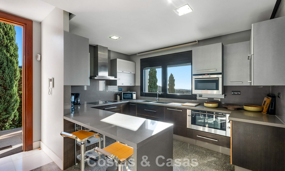 Move in ready! Modern villa for sale with stunning open sea views just east of Marbella centre 787827