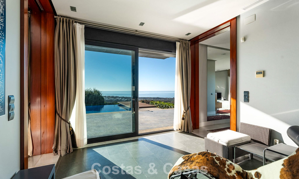 Move in ready! Modern villa for sale with stunning open sea views just east of Marbella centre 787828