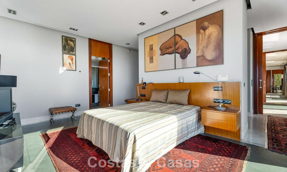 Move in ready! Modern villa for sale with stunning open sea views just east of Marbella centre 787834