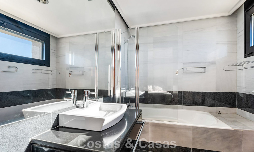 Move in ready! Modern villa for sale with stunning open sea views just east of Marbella centre 787836