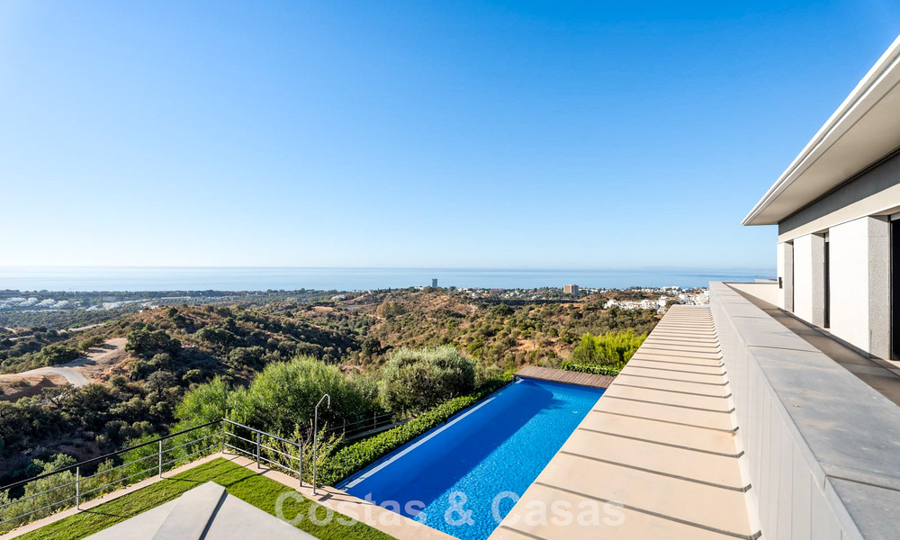 Move in ready! Modern villa for sale with stunning open sea views just east of Marbella centre 787837