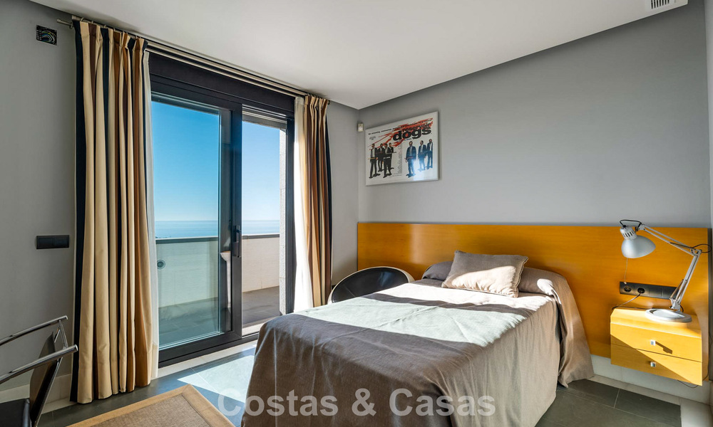 Move in ready! Modern villa for sale with stunning open sea views just east of Marbella centre 787838