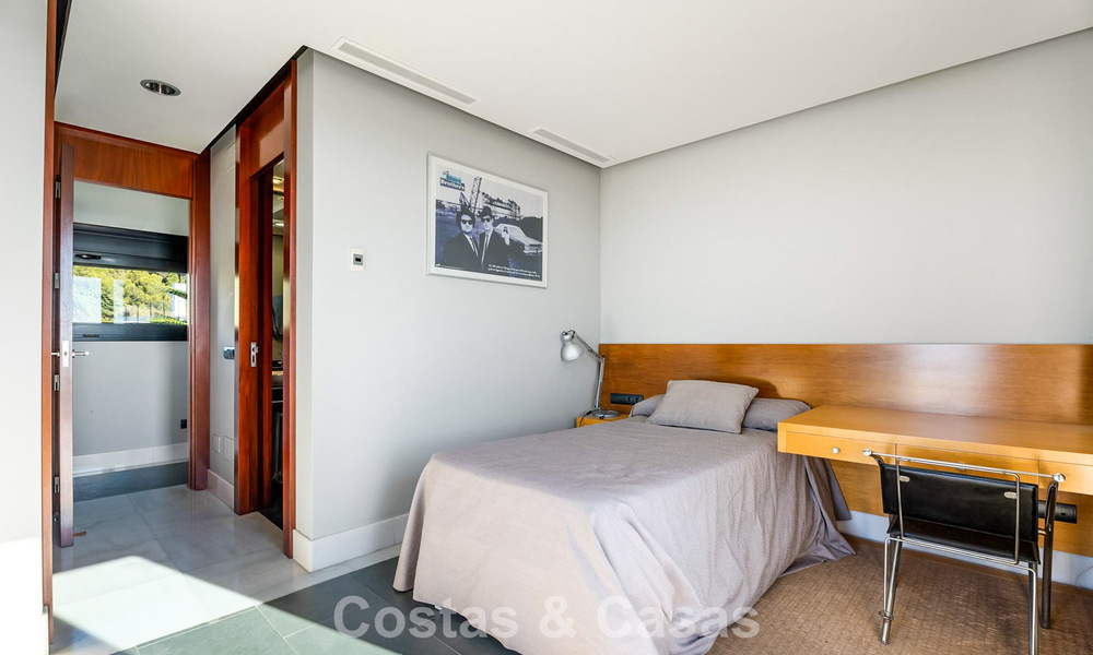 Move in ready! Modern villa for sale with stunning open sea views just east of Marbella centre 787840