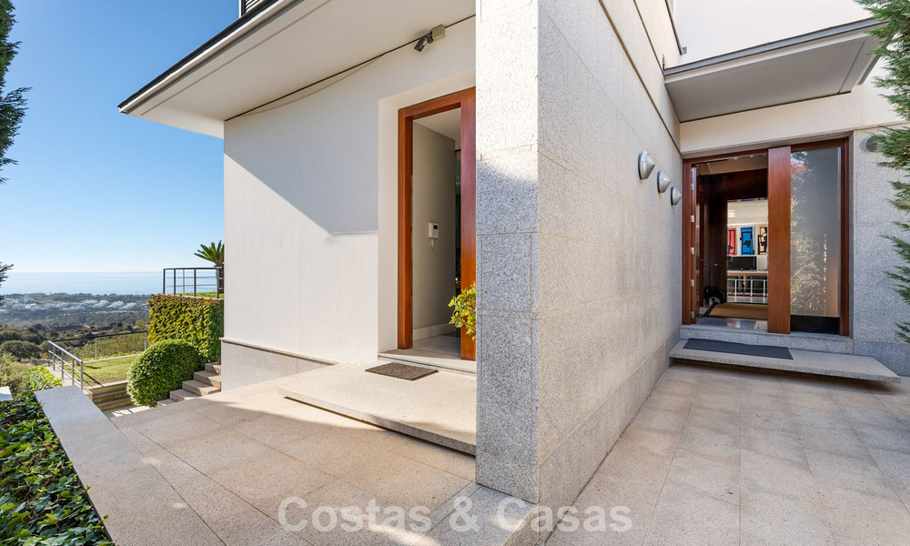 Move in ready! Modern villa for sale with stunning open sea views just east of Marbella centre 787844