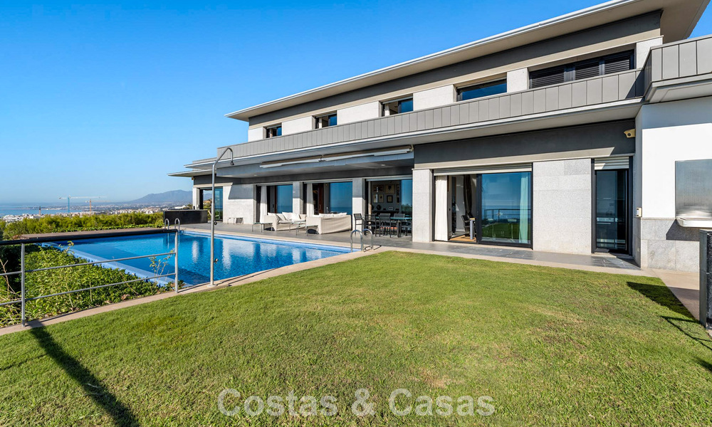Move in ready! Modern villa for sale with stunning open sea views just east of Marbella centre 787848
