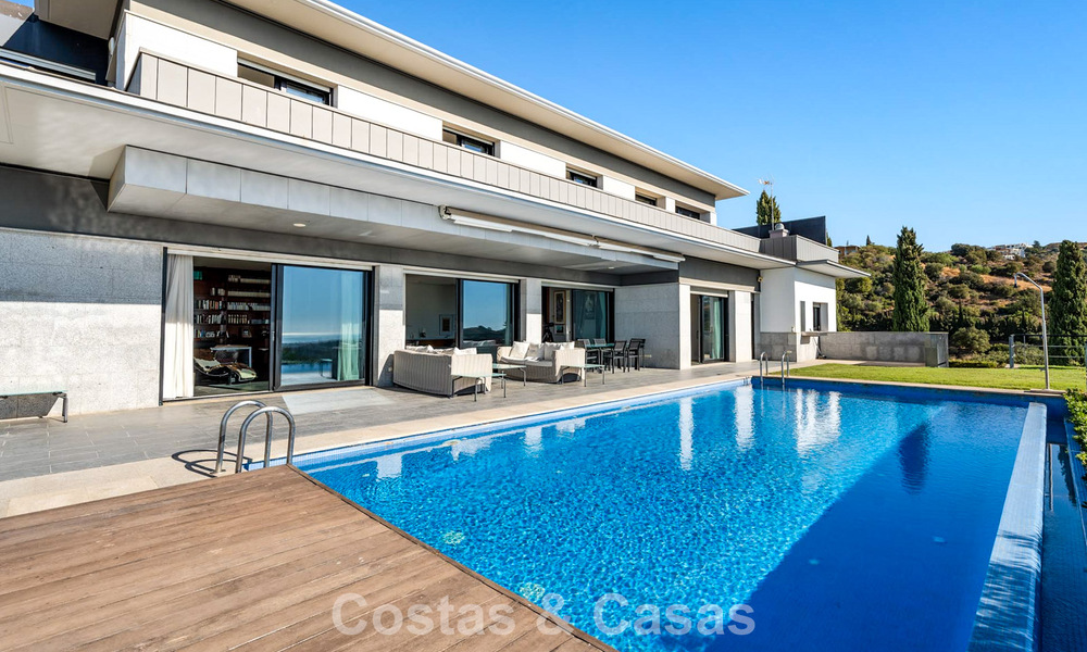 Move in ready! Modern villa for sale with stunning open sea views just east of Marbella centre 787850