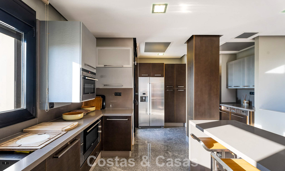 Move in ready! Modern villa for sale with stunning open sea views just east of Marbella centre 787854