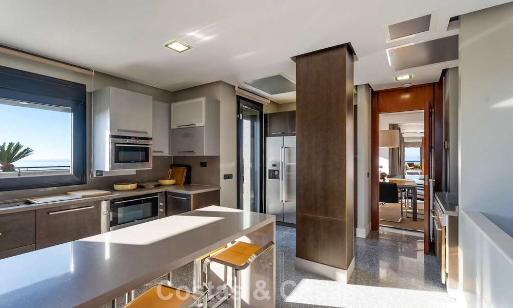 Move in ready! Modern villa for sale with stunning open sea views just east of Marbella centre 787855