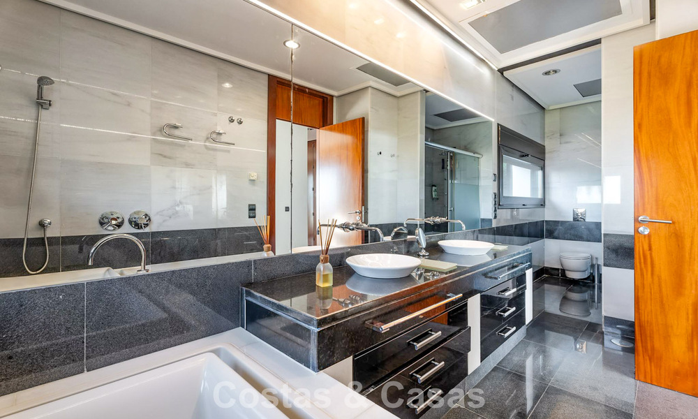 Move in ready! Modern villa for sale with stunning open sea views just east of Marbella centre 787858