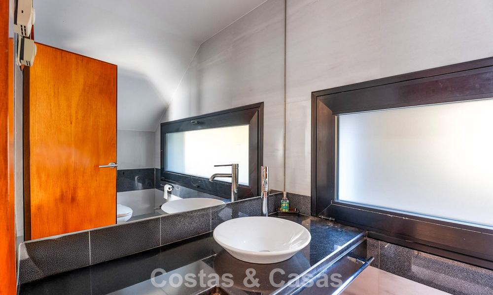 Move in ready! Modern villa for sale with stunning open sea views just east of Marbella centre 787859