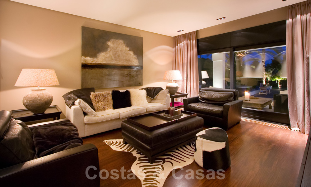 Impressive contemporary luxury villa with guest apartment for sale in the Golf Valley of Nueva Andalucia, Marbella 22607