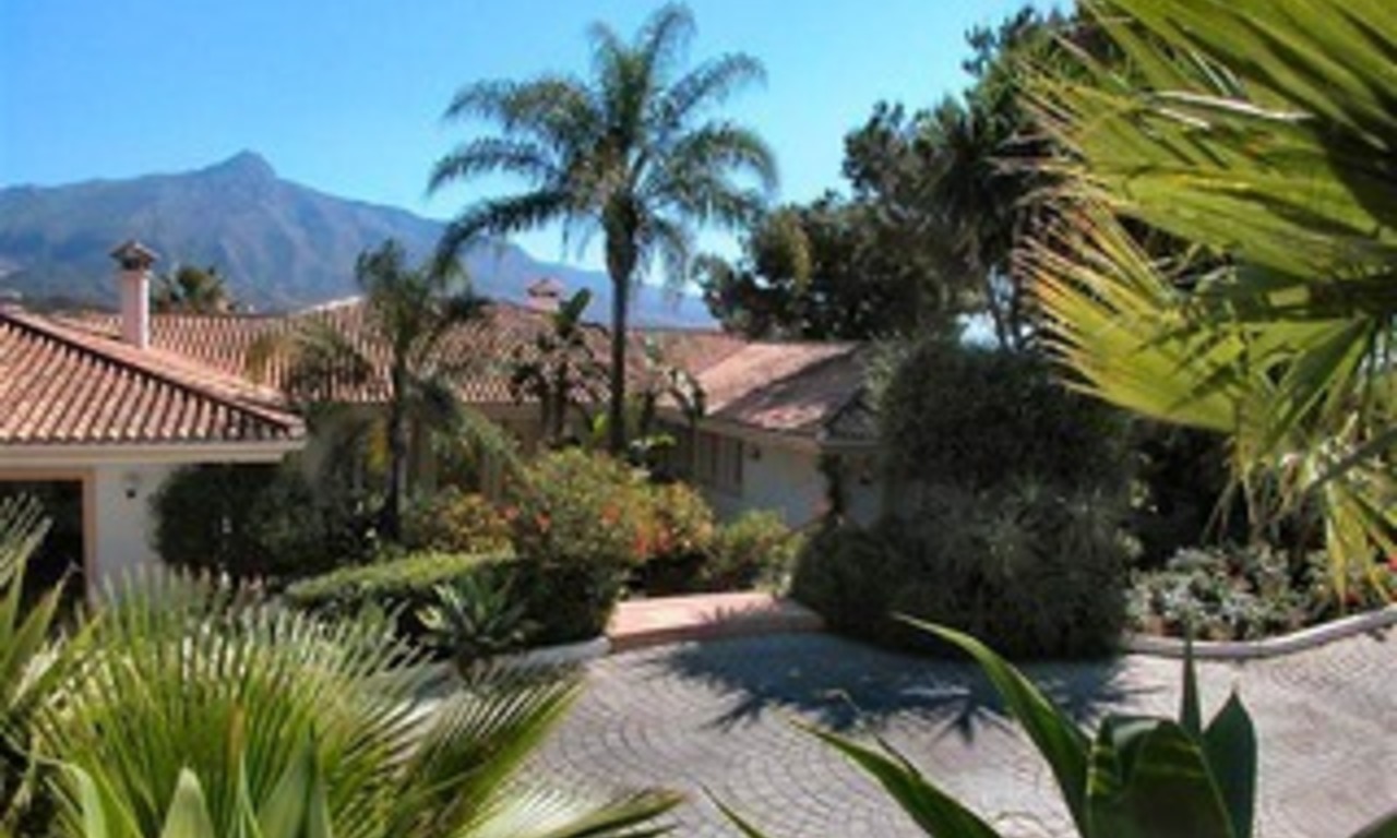 Spacious luxurious villa for sale, at the centre of the Golf valley Nueva Andalucia at Marbella 5