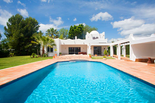 Villa with large garden for sale between Marbella and Estepona