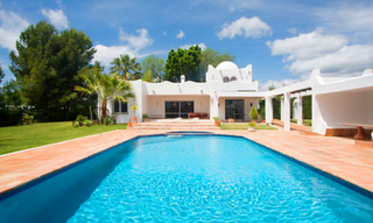 Villa with large garden for sale between Marbella and Estepona 0