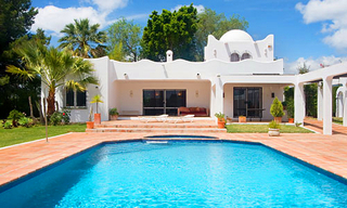 Villa with large garden for sale between Marbella and Estepona 1