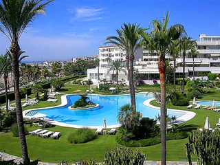 Beachfront luxury apartment for sale in Los Granados, Puerto Banus - Marbella