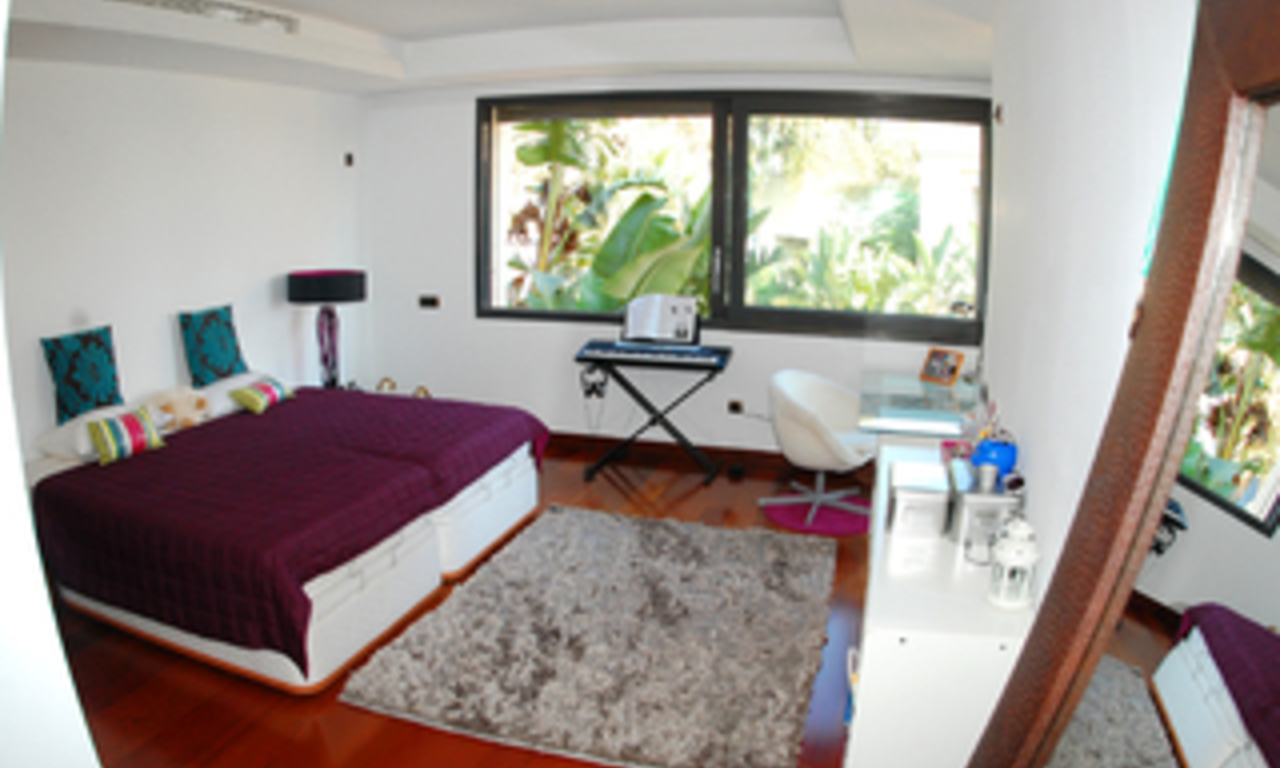 Luxury beachfront apartment for sale in Puerto Banus - Marbella 19