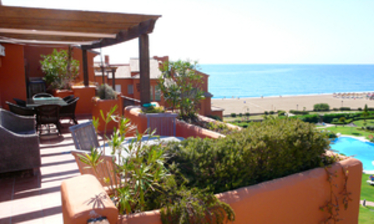 Beachfront penthouse apartment for sale in La Duquesa, Costa del Sol, Spain 7