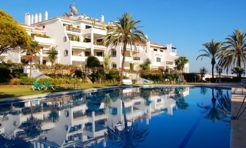 Beachfront apartment to buy on the Golden Mile between Marbella centre and Puerto Banus 