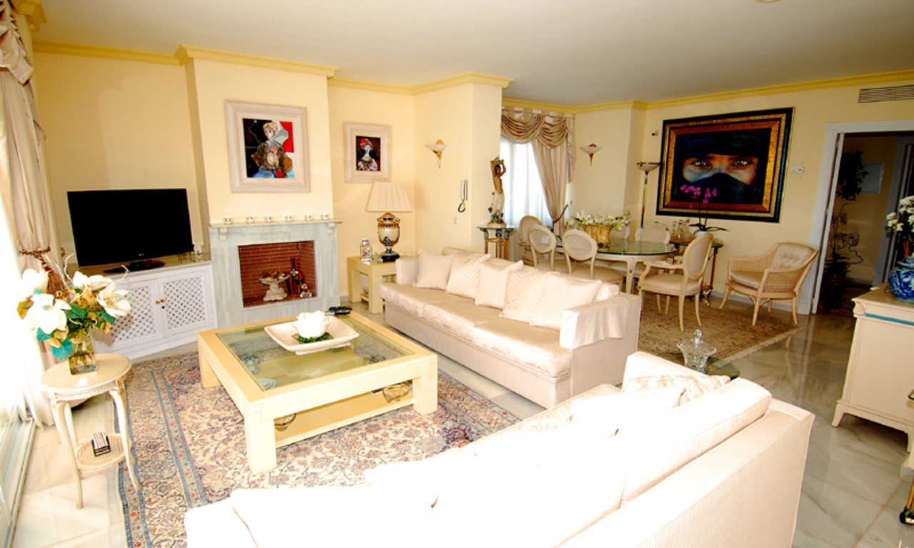 Spacious frontline beach penthouse for sale, New Golden Mile, between Marbella and Estepona. 12