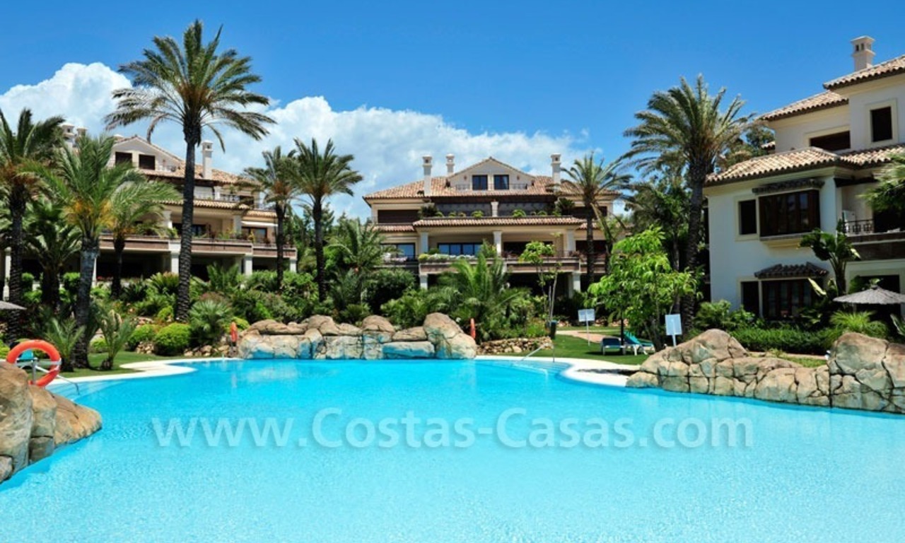 Los Monteros Playa – Marbella: exclusive frontline beach penthouse apartment for sale 24
