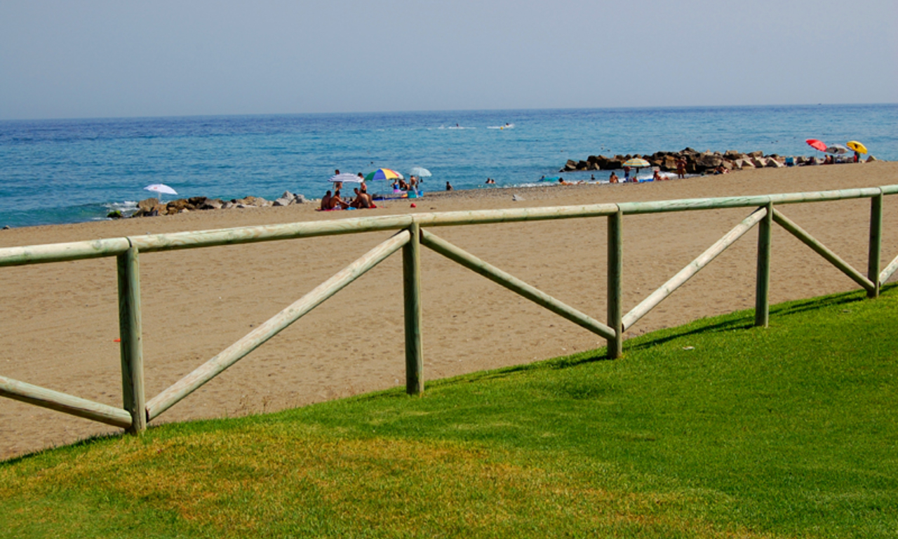 Frontline beach and front line golf villa for sale in Marbella 7