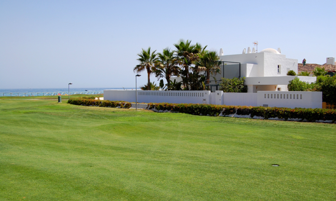 Frontline beach and front line golf villa for sale in Marbella 3
