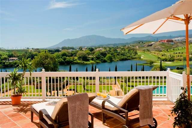 Frontline golf apartments and penthouse for sale in Golf resort Marbella - Benahavis - Estepona