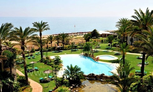 Los Monteros Playa – Marbella: exclusive frontline beach penthouse apartment for sale 