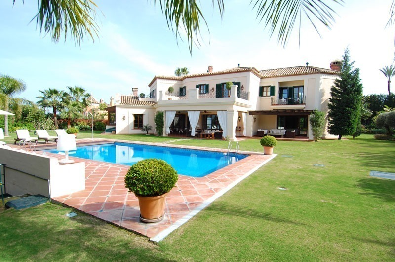 Elegant exclusive villa for sale near Puerto Banus in Marbella