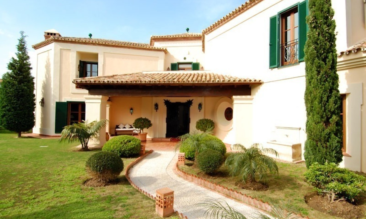 Elegant exclusive villa for sale near Puerto Banus in Marbella 8