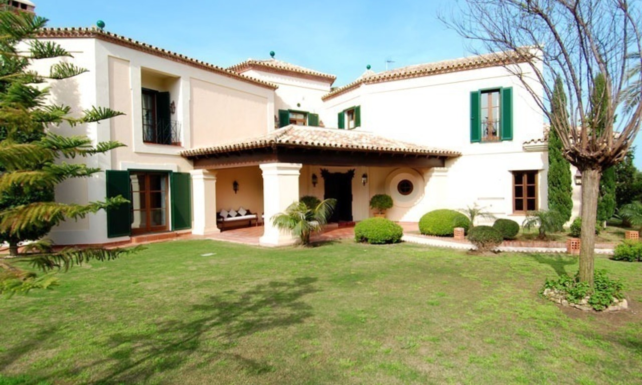 Elegant exclusive villa for sale near Puerto Banus in Marbella 9