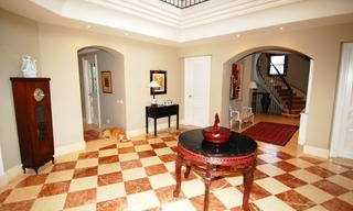 Elegant exclusive villa for sale near Puerto Banus in Marbella 11