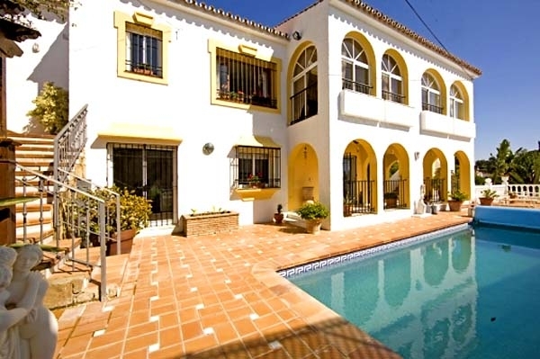 Spacious villa for sale in El Rosario with very nice views in East Marbella