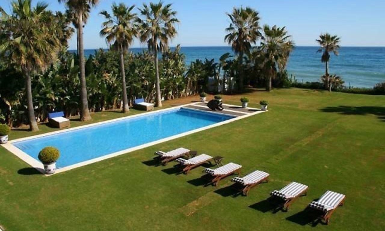 Beachfront luxury villa to buy in Marbella West 1