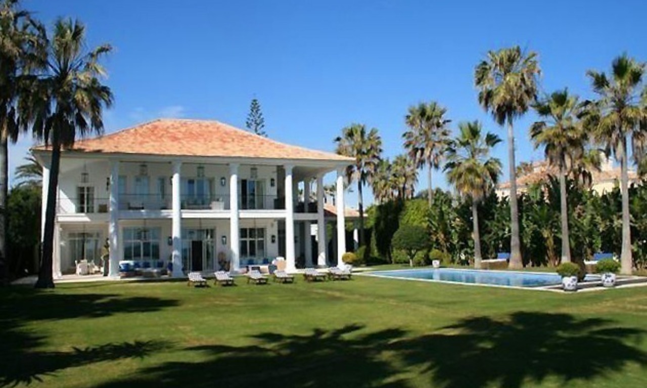 Beachfront luxury villa to buy in Marbella West 0