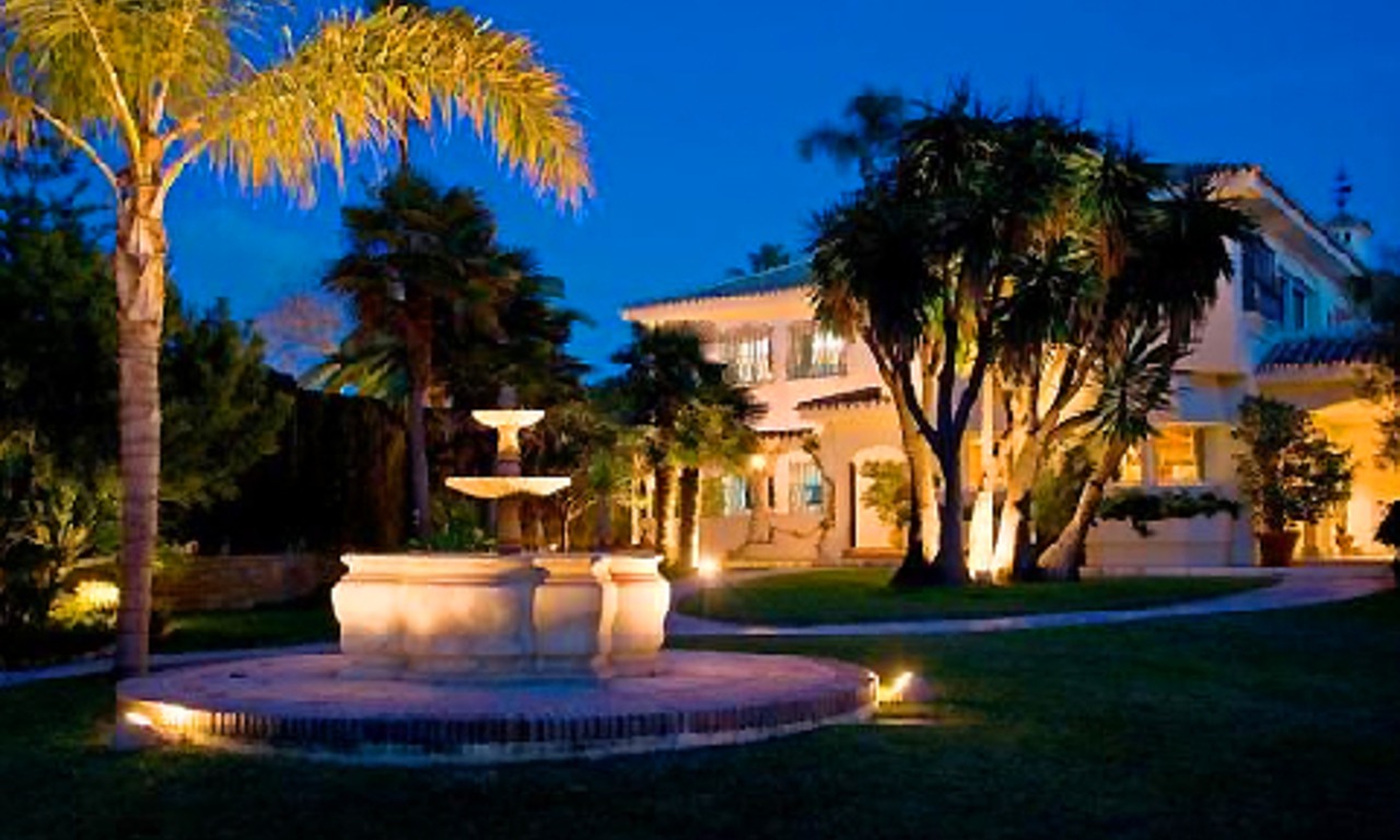 Beachfront villa property for sale in Los Monteros Playa, Marbella 19