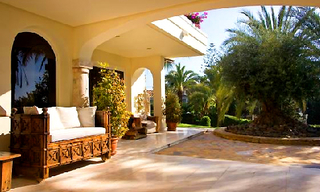 Beachfront villa property for sale in Los Monteros Playa, Marbella 5