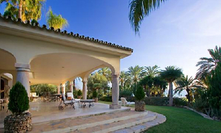 Beachfront villa property for sale in Los Monteros Playa, Marbella 4