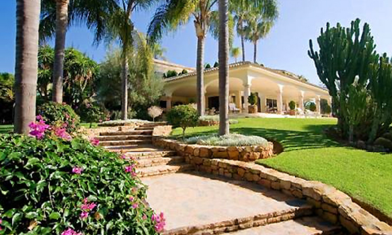 Beachfront villa property for sale in Los Monteros Playa, Marbella 2