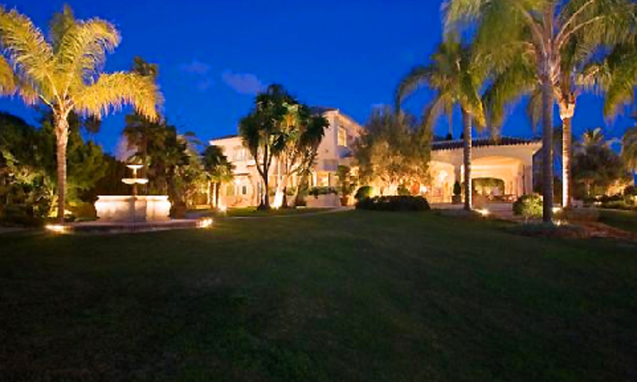 Beachfront villa property for sale in Los Monteros Playa, Marbella 20
