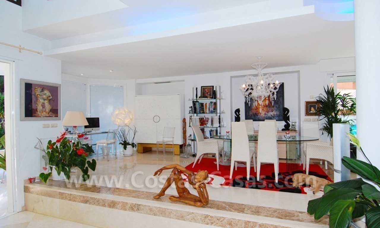 Modern beachside villa for sale, close to the beach, in the area between Marbella and Estepona 10