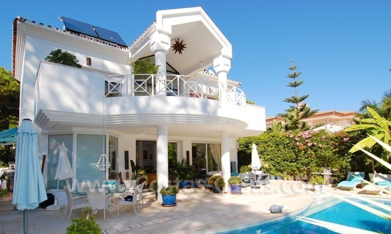 Modern beachside villa for sale, close to the beach, in the area between Marbella and Estepona 1