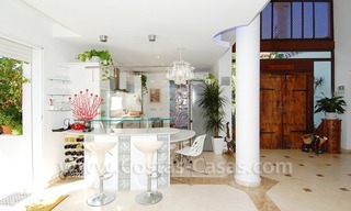 Modern beachside villa for sale, close to the beach, in the area between Marbella and Estepona 12