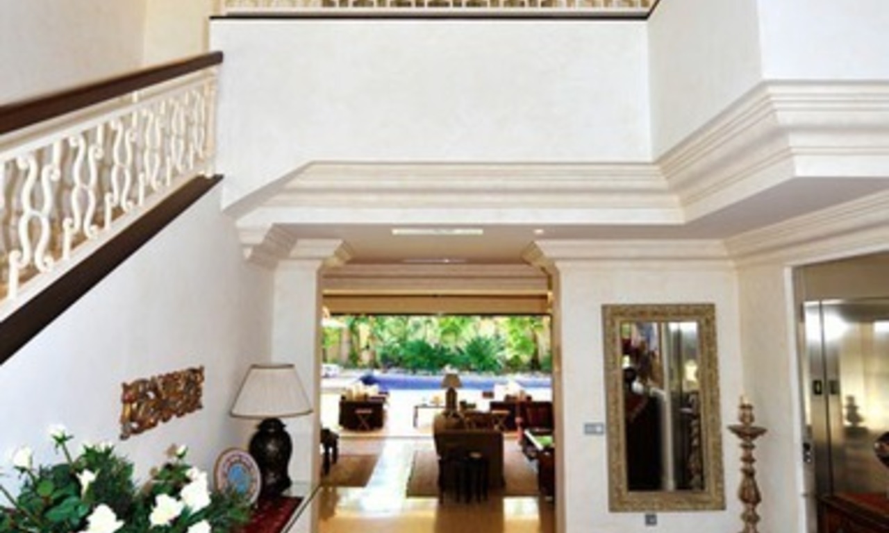 Exclusive villa for sale, beachside Golden Mile in Marbella 12