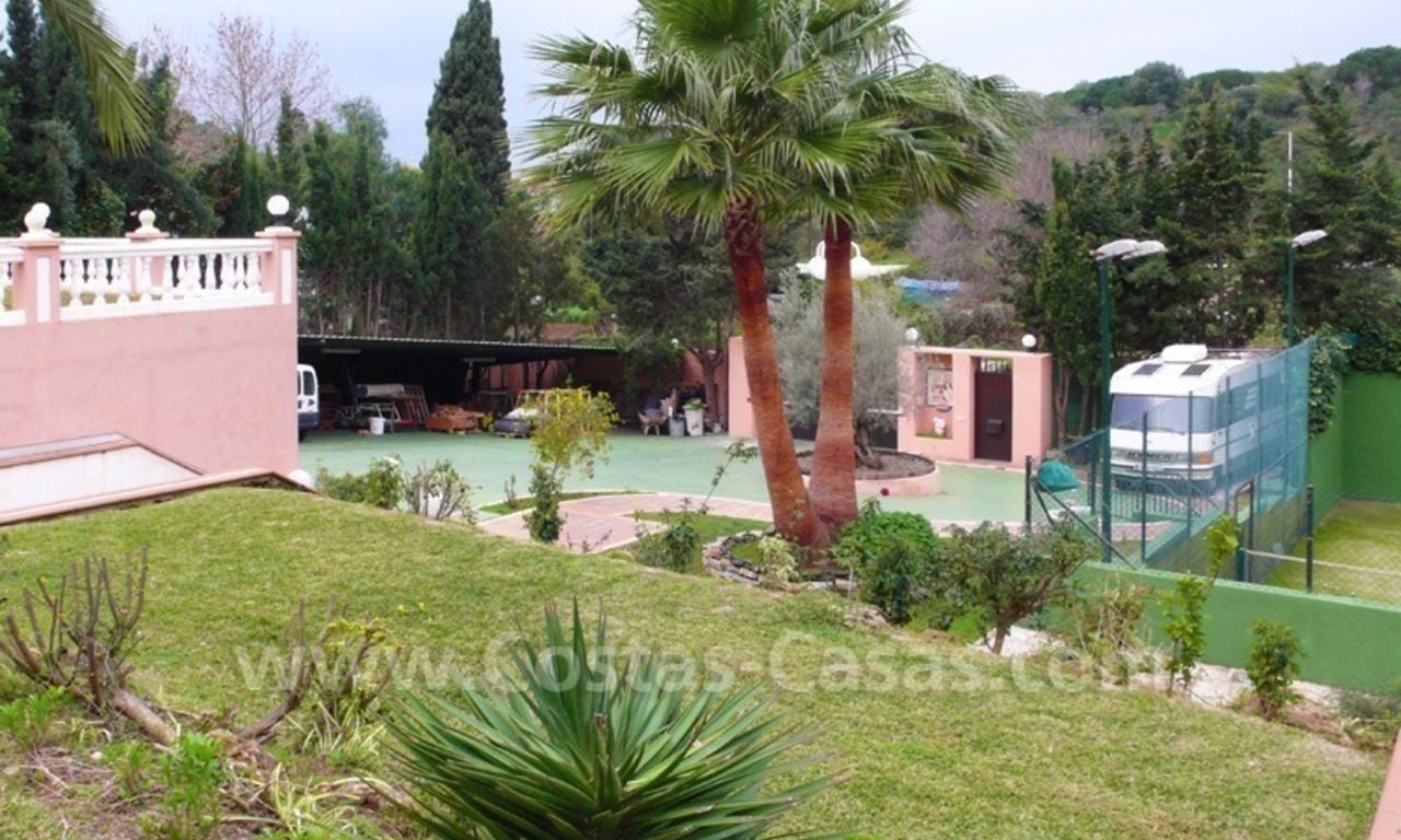 Huge beachside villa with guesthouses for sale close to the beach in Eastern Marbella 4
