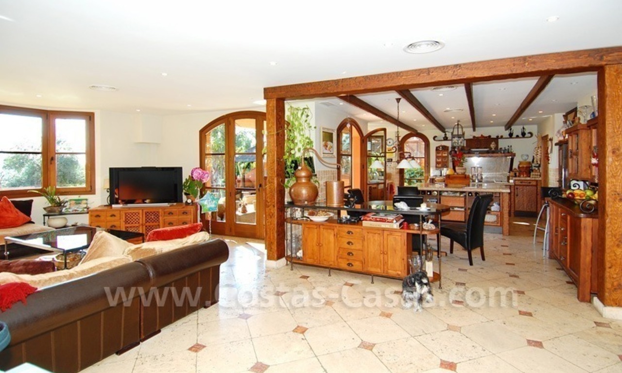 Charming beachside detached villa for sale in Eastern Marbella 7